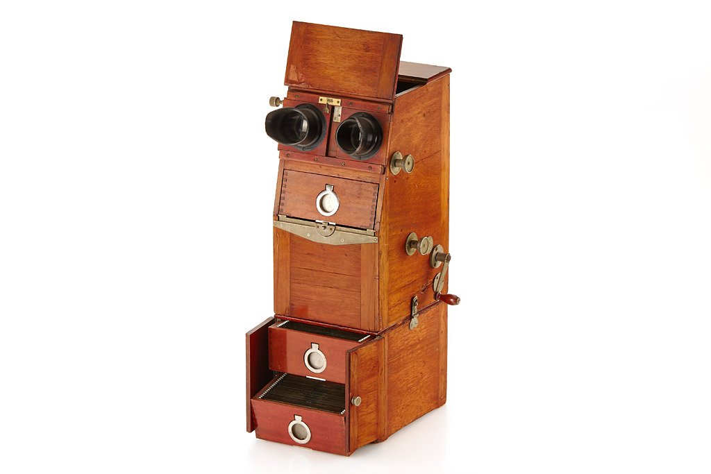 Ernemann Stereoviewer *: Rare Ernemann table top stereoscope, for 45 x 107mm glass stereo views, with a rack and pinion focusing mechanism, inter-ocular adjustment and internal bellows behind the lens panel. Comes with 3 cass