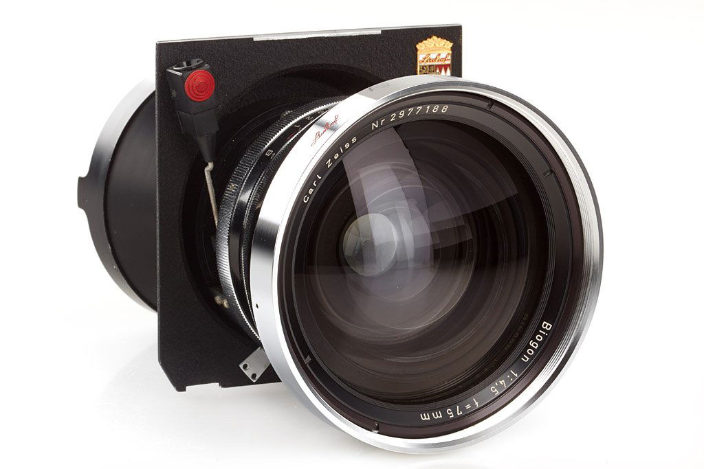 Carl Zeiss Biogon 4.5/75mm: Linhof selected Biogon in near mint condition with clean lenses, good working shutter, both caps, c.1960, Sn. 2977188