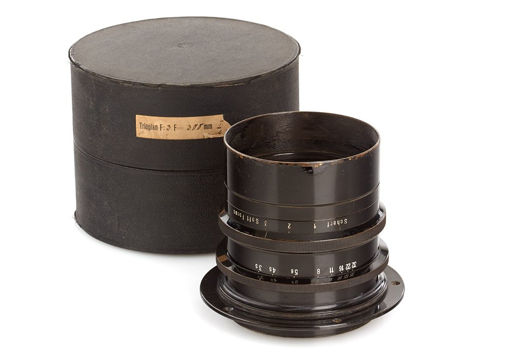 Hugo Meyer Trioplan 3.5/30cm Soft-Focus: rare soft-focus Trioplan in fine condition, some fine small scratches, hood, mounting ring, original keeper, c.1930, Sn. 516374