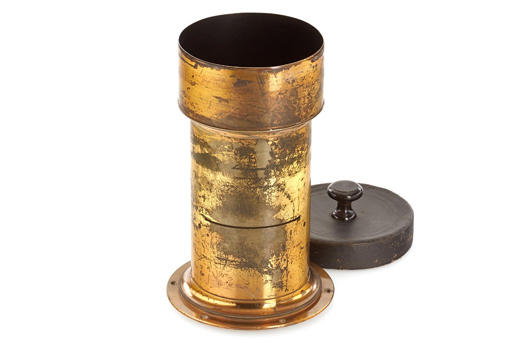 Voigtländer Petzval Lens: very rare large Voigtländer brass lens with approx. 55cm focal length in original condition, good optics, lens diameter c.10.5cm, total height incl. hood 31cm, mounting ring, shutter cap, 1868, Sn. 1