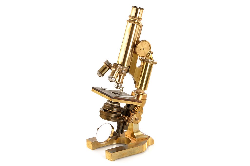 Leitz Microscope Stativ Ib: early brass microscope in fine original condition with 3 lenses (3, 3 and 6), 'E.Leitz Wetzlar No.18611' stylized engraved on stand, 1900, Sn. 18611