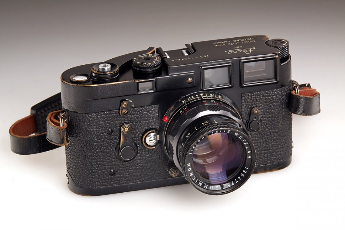 Leica M3 black paint, 1964, no.1097849: 100% original black paint camera in fine condition and perfect working order, with matching black paint Summicron 2/50 mm no. 1954774 (clean optics, black cap), strap. M cameras with black varnish hav