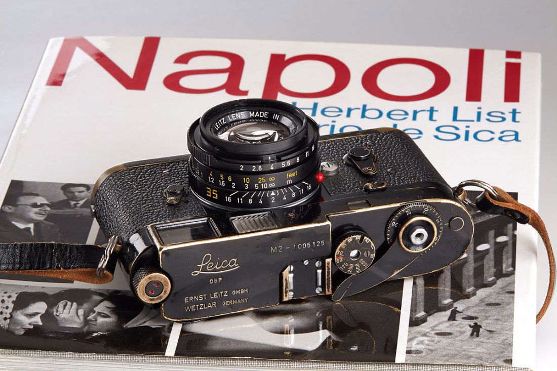 Leica M2 black paint 'Herbert List', c. 1960,: Black paint camera from the first batch of M2 with self-timer (nos. 1005101 - 1005350) in good original and perfect working condition, rear of the top plate engraved with the logo of Herbert List, ‘