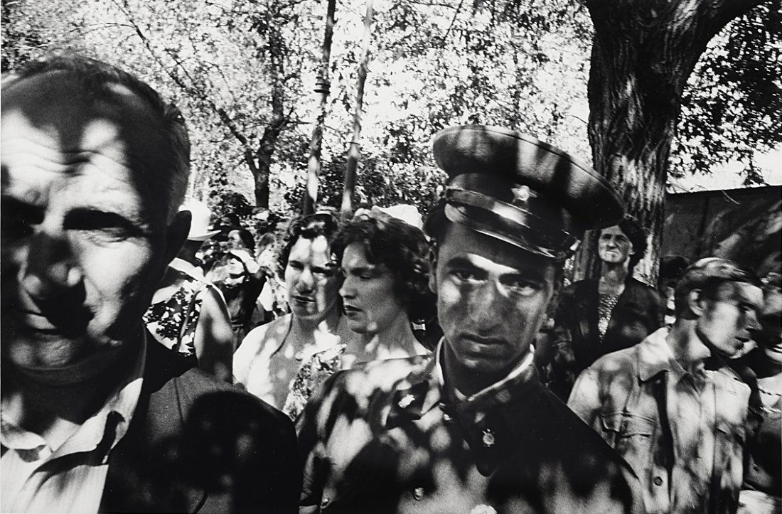 WILLIAM KLEIN (* 1928) Gorki Park, Moscow 1959 *: Vintage silver print 25,3 x 38 cm (10 x 15 in) Photographer’s studio stamp on the reverse, annotated in an unidentified hand in pencil on the reverse LITERATURE William Klein, Photo poche, Paris 198