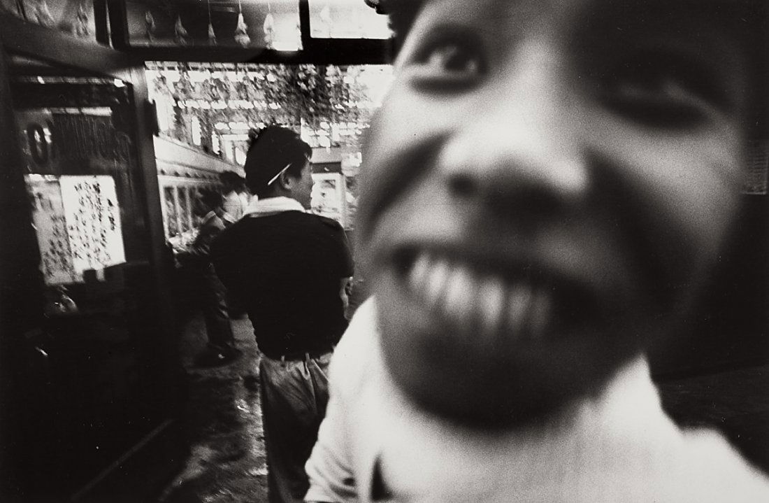WILLIAM KLEIN (* 1928) Pachinko Doorman, Tokyo 1961 *: Vintage silver print 15,2 x 23 cm (6 x 9.1 in) Photographer’s studio stamp on the reverse, annotated “portier d’un Pachinko, Tokyo 1961” in an unidentified hand in pencil on the reverse LITERA