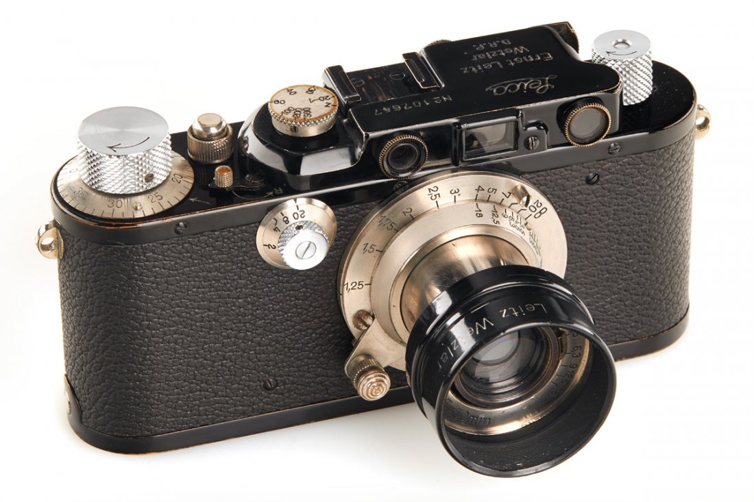 III Mod. F black *: very early Leica III from the first production year (production started with no.107601), black and chrome fittings, nickel Elmar 3.5/50mm no.148609 (hazy, cap), black FISON hood engraved 'Leitz Wetzla