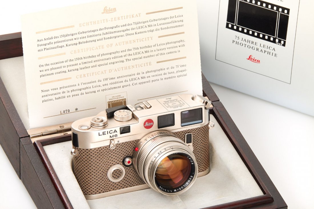 M6 Platin '150 Jahre' 10450: special edition for 150 years of photography and 75 years of Leica photography (special number L079), platinum Summilux-M 1.4/50mm no.3482136, with wooden presentation box, all accessories, papers, ma