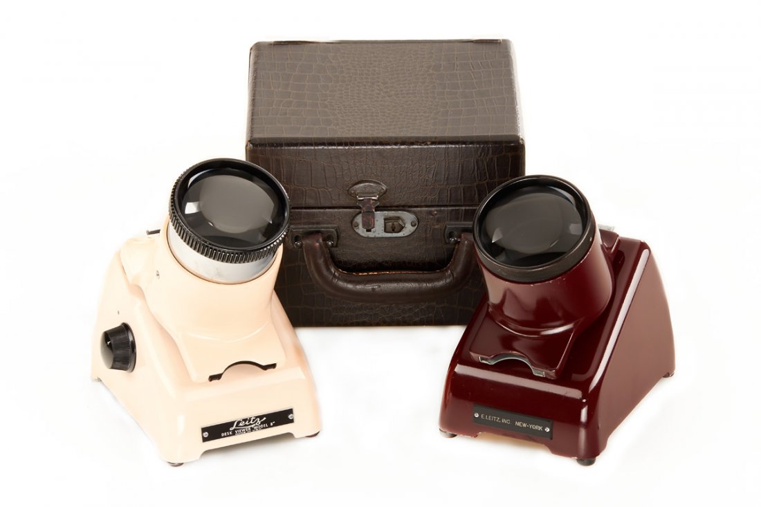 Leitz VUDFS + VUDAK Desk Viewers (Lot): desk viewer VUDUS model B for 35mm slides and film strips made by E.Leitz New York, with rare original brochure + desk viewer VUDAK model A in dark maroon incl. rare transportation case in crocodile i