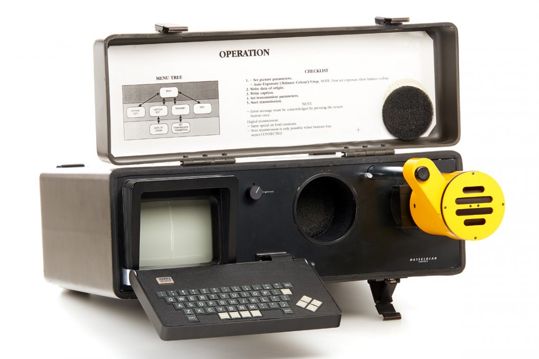 Hasselblad Dixel 2000: early scanner/transmitter created by Hasselblad for French press agency AFP in the late 1980's, this relatively compact unit was able to scan a picture from 35mm film and send it using telephone conne
