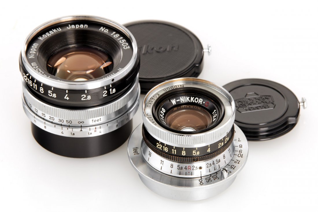 Nikon W-Nikkor.C 1.8/3.5cm & 2.5/3.5cm (Lot) *: two Nikon rangefinder lenses in M39 mount: (1) W-Nikkor C. 1.8/35mm no.181503 in almost mint condition with clean lenses and both caps, (2) W-Nikkor C. no.261536 in near mint condition with a few smal