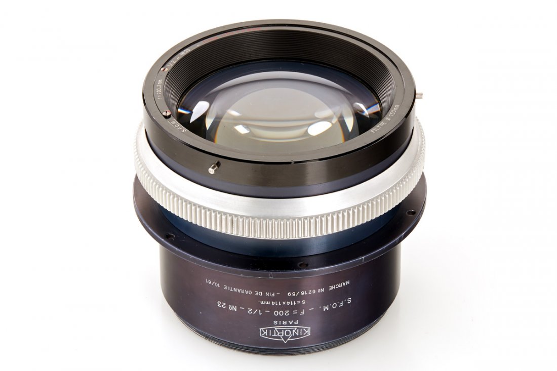 Kinoptik Paris 2/200 1/2 S.F.O.M *: very rare ultra fast lens covering 114x114mm at infinity, made in very limited quantity, probably on special order only, iris diaphragm f.2 to f.11, good optics with minimal cleaning marks, front elem