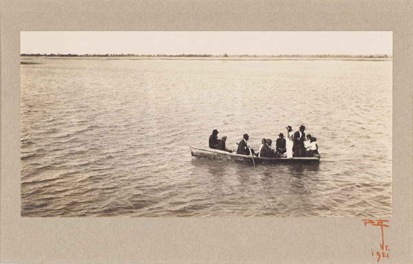 RUDOLF EICKEMEYER (1862–1932): Ruderboot mit afroamerikanischen Passagieren / Rowboat with African-American Passengers, 1921, Vintage silver print, mounted on original cardboard, 6,8 x 13,5 cm, Initialized and dated by the photogra