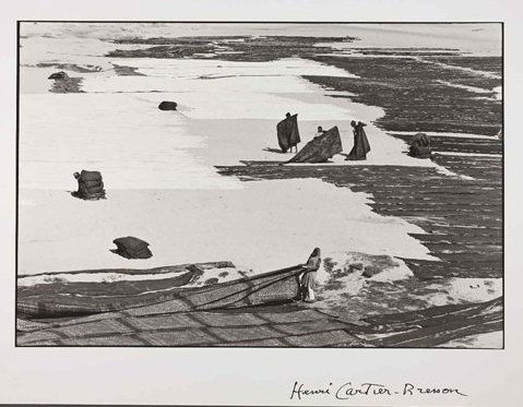 HENRI CARTIER-BRESSON (1908–2004): Ahmedabad, India 1966, Gelatin silver print, printed in the early 1990s , 30 x 44,7 cm, Signed by the photographer in ink and with his copyright blindstamp in the margin LITERATURE Robert Delpire (ed.