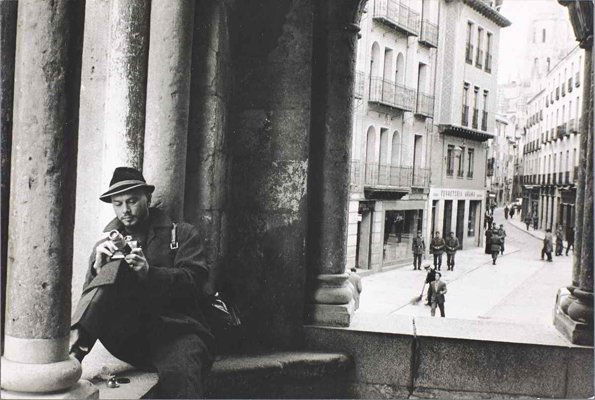 INGE MORATH (1923–2002): Yul Brynner, Italy 1958, Vintage silver print , 25 x 16,7cm, Photographer's agency stamp, one “a.b.c. Press” stamp, neg. no. stamp and numerical notations on the reverse