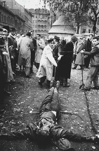MARIO DE BIASI (1923–2013): Ungarische Revolution / Hungarian Revolution, Budapest 1956, Gelatin silver print, printed 1980s , 29,5 x 19,5 cm, Credited with the studio address, titled and dated by the photographer in ink on the