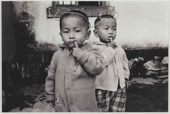 MARY ELLEN MARK (* 1940): ‘Young Boy with Mickey Mouse Ears, Lutu Village, Yunna Province’, China 1985 , Vintage silver print , 22,9 x 33,9 cm, Signed, titled and dated by the photographer in pencil on the reverse LITERATU