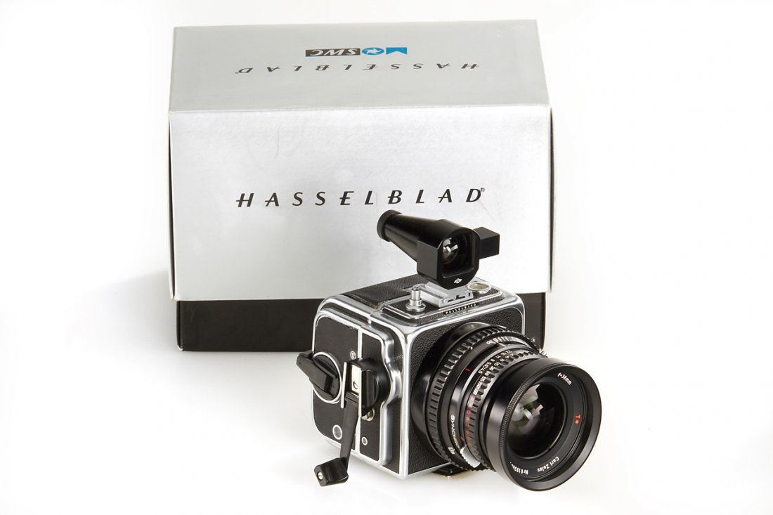 Hasselblad SWC: in excellent condition and perfect working order with black Carl Zeiss Biogon 4.5/38mm T* no.6193881 (cap), complete with finder, 12 magazine no.UE3142813, in maker's box, 1978, no. UR141430 The buyer