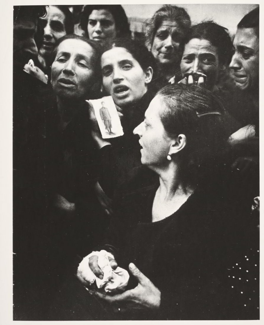 ROBERT CAPA (1913–1954): Neapel / Naples, October 1943 Vintage silver print 24,2 x 19 cm Photographer's agency stamp, reproduction stamp and several handwritten notations in pencil and ink on the reverse LITERATURE Robert Cap