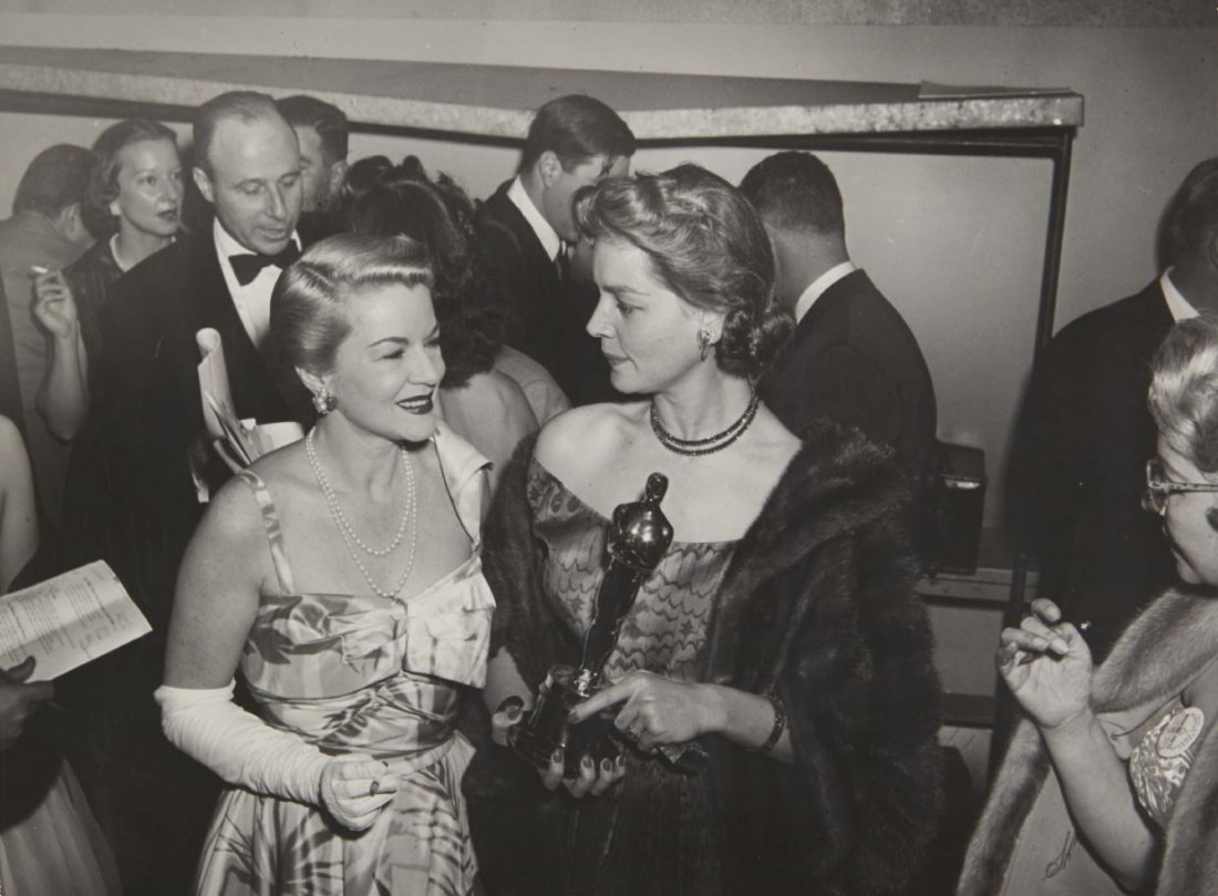 WEEGEE (1899–1968): Lauren Bacall mit dem Oscar von Humphrey Bogart / Lauren Bacall with Humphrey Bogart's Oscar, Hollywood 1952 Vintage silver print 16,3 x 22 cm Photographer's circular “CREDIT PHOTO BY WEEGEE THE FAM