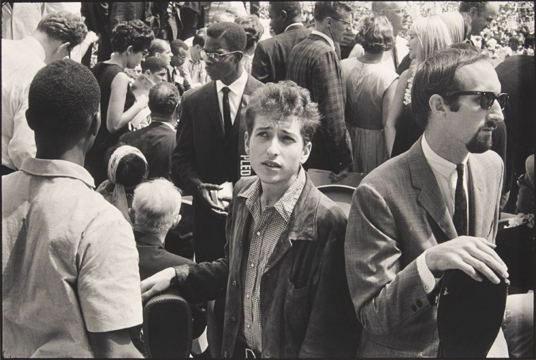 DANNY LYON (* 1942) *: Bob Dylan, March in Washington, 1963 * Gelatin silver print, printed in 2014 22,3 x 33,2 cm Signed, annotated and dated by the photographer in pencil on the reverse PROVENANCE Edwynn Houk Gallery