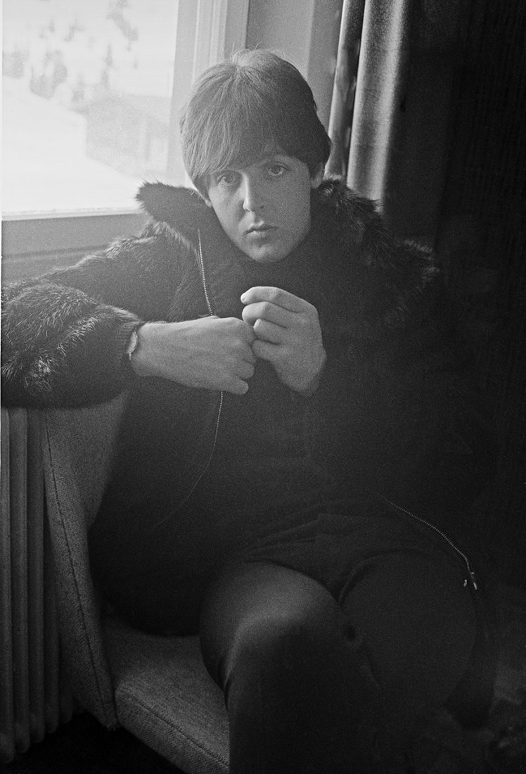 ROGER FRITZ (* 1936): Paul McCartney, Obertauern 1965 Gelatin silver print, printed later 40 x 30 cm Signed, titled and dated by the photographer in pencil on the reverse