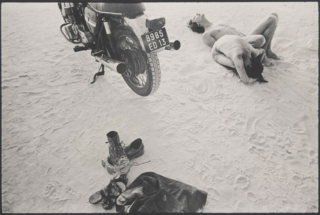 WILL MCBRIDE (1931–2015) *: Pause in Les Beaux bei Arles / A Quick Rest in Les Beaux near Arles’, 1978 * Gelatin silver print, printed later 19 x 28,2 cm Signed, titled and dated by the photographer in pencil on the reverse