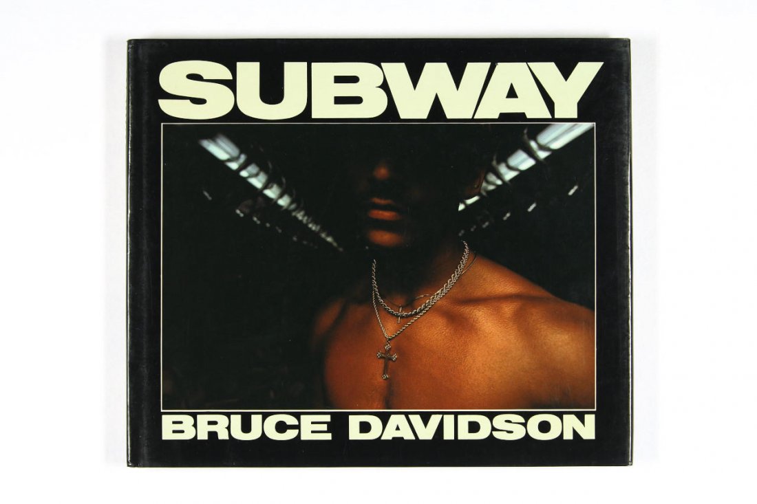 BRUCE DAVIDSON (* 1933) *: Subway’, New York: Aperture, 1986 * First edition, first printing, hardcover in grey linen with dustjacket, 29,5 x 25 cm, 83 pages, 60 colour photographs, afterword by Henry Geldzahler