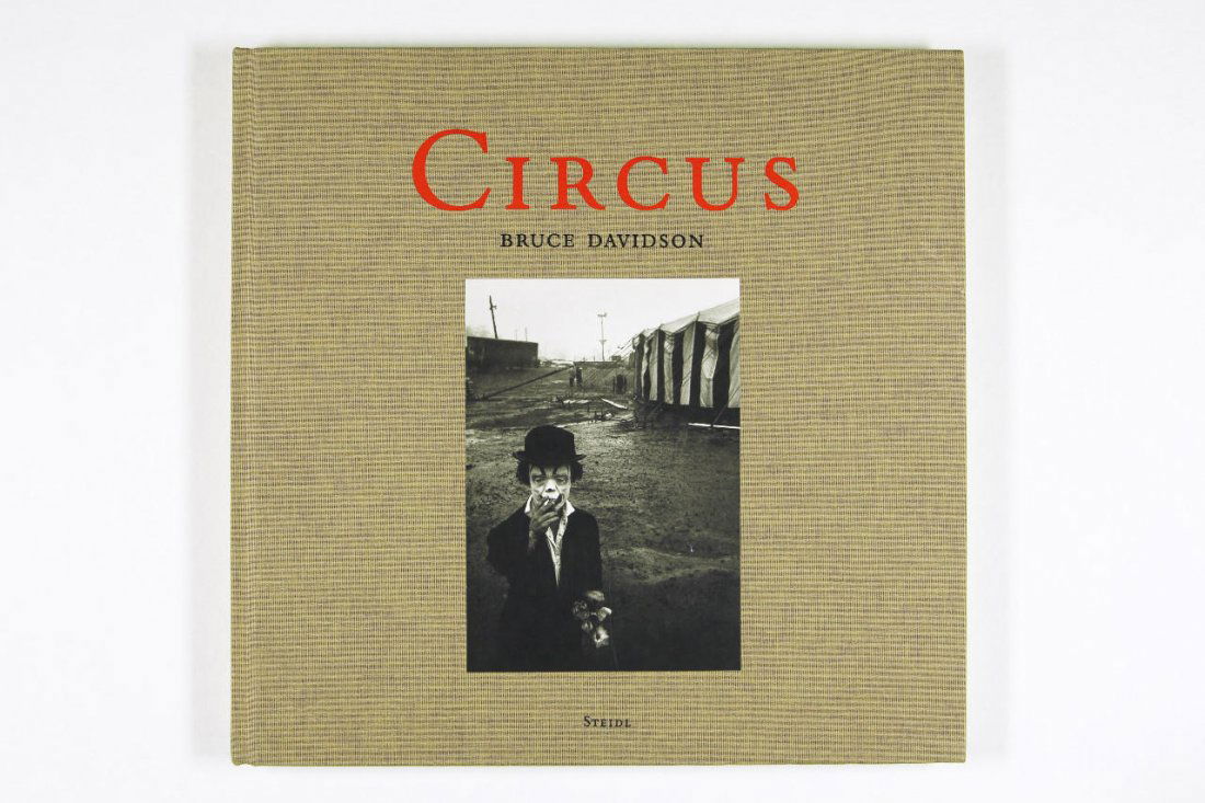 BRUCE DAVIDSON (* 1933) *: Circus’, Göttingen: Steidl, 2007 * First edition, first printing, SIGNED BY BRUCE DAVIDSON, hardcover in linen without dustjacket (as issued), 88 pages, 131 photos, 29,7 x 29 cm