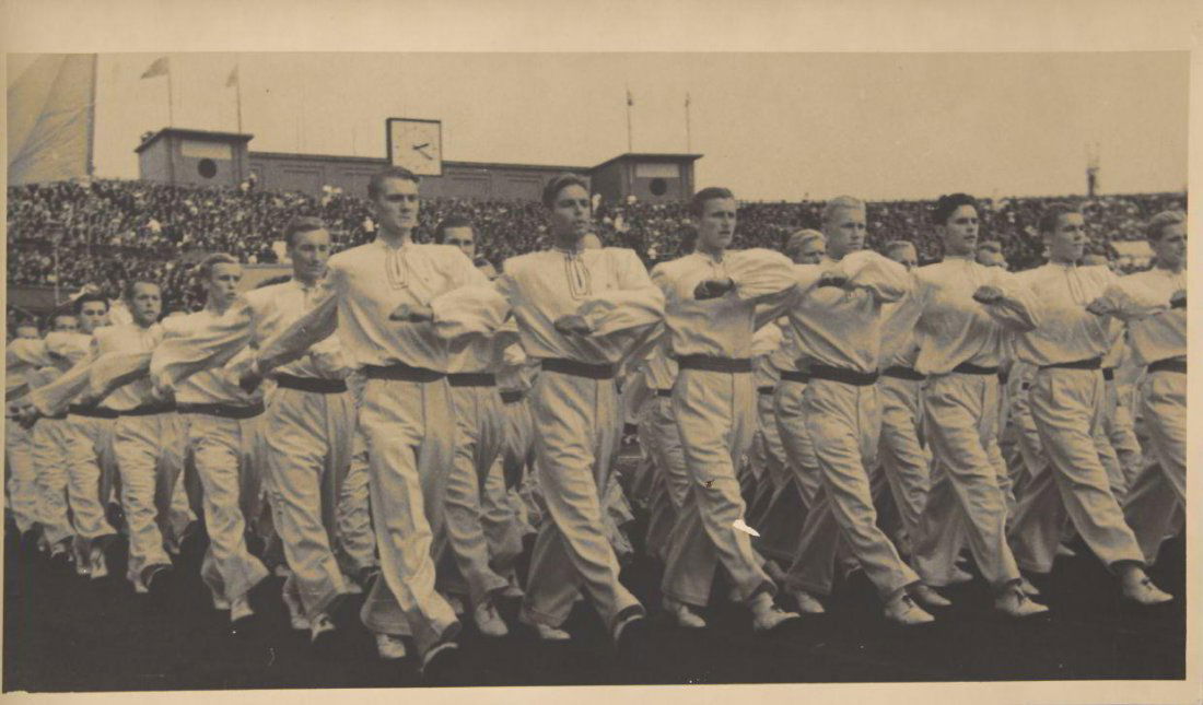 MIKHAIL GRACHEV (1916–?): Sportparade / Sports parade, USSR 1930s Vintage silver print 14,2 x 26,4 cm Annotated “Sports Parade. Photo by Mikhail Grachev” in an unidentified hand in ink on the reverse PROVENANCE Howard Schi