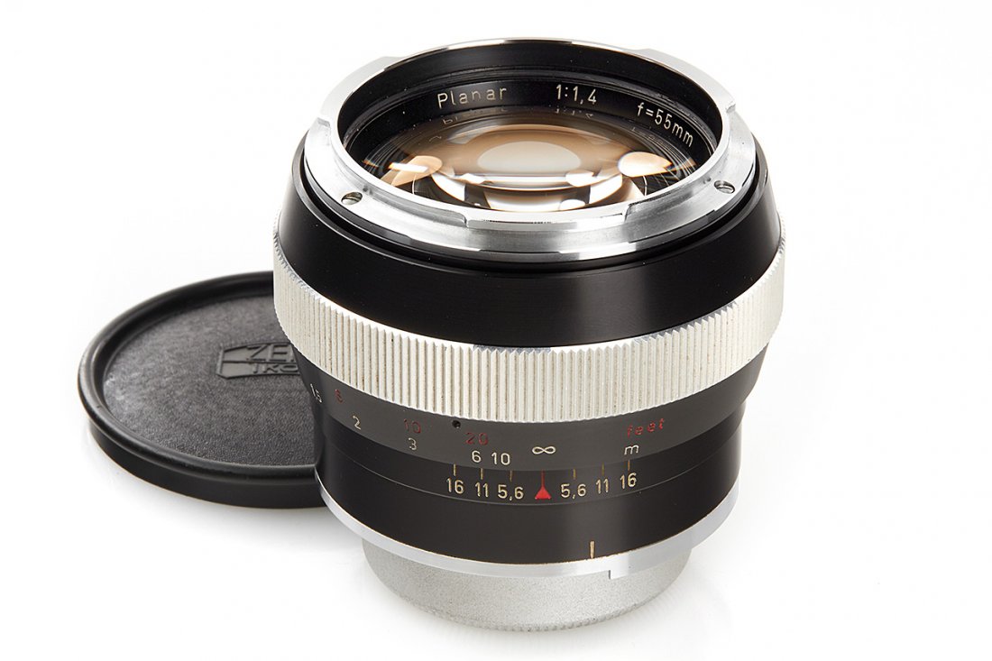 Carl Zeiss Planar 1.4/55mm black: for Contarex, in fine condition, clean lenses, caps, 1960, no. 2583872 The buyers premium for all items exported out of E.C. (European Community) is 23%. For items marked with *, sold and/or shipped w