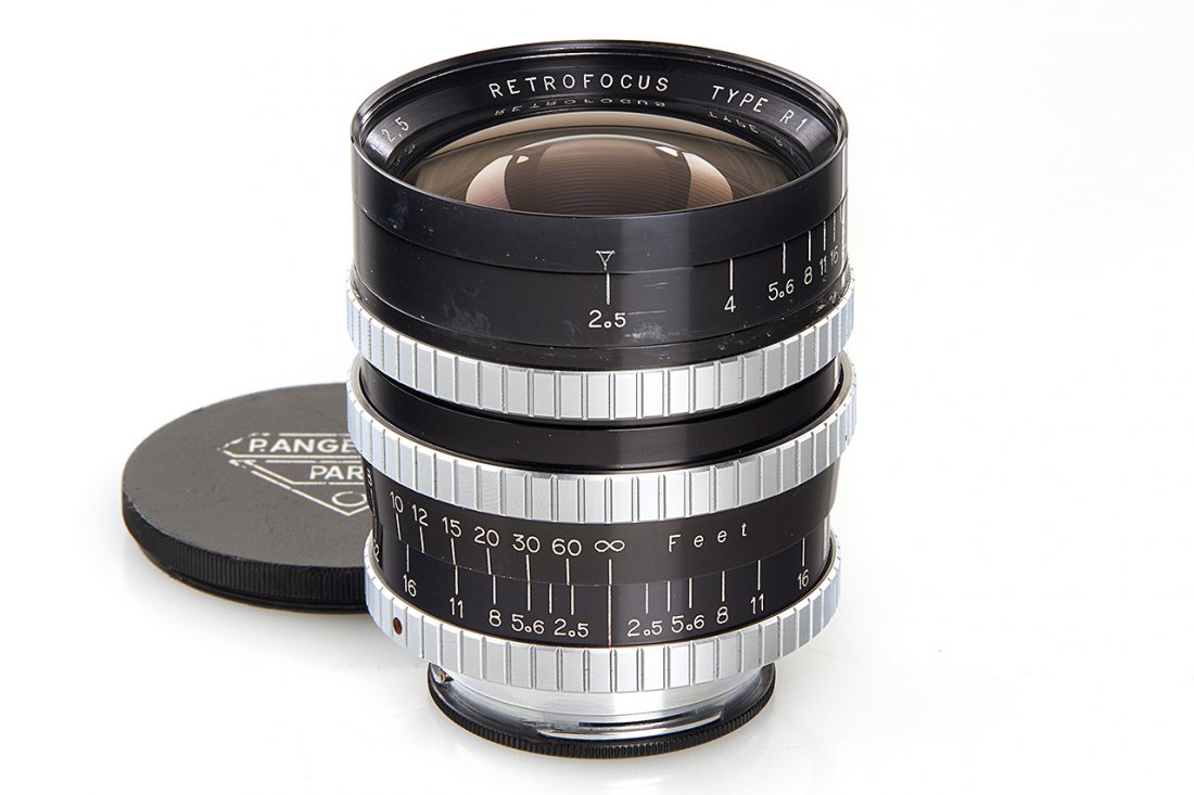 Angenieux 2.5/35mm Retrofocus Type R1: in Exakta mount, in very good condition, clean optics with only minimal cleaning marks, front and rear cap, 1957, no. 476921 The buyers premium for all items exported out of E.C. (European Community) 