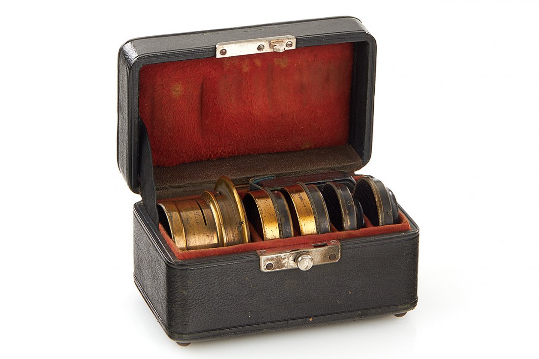 E. Francais Rectilineaire a Foyers Multiples No.1: convertible lens set with 2 rear lens elements and 2 front lens elements (one with small separation), one intermediate element with slot for Waterhouse stops, bayonet-mount mounting ring, 8 stops in l