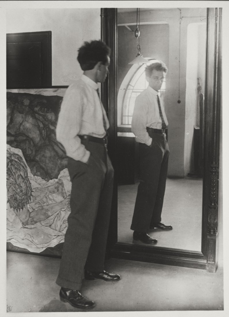 JOHANNES FISCHER (1888-1955): Egon Schiele in front of large studio mirror Vienna 1915, Vintage silver print, contact print, framed 16,1 x 11,5 cm PROVENANCE Private Collection Vienna LITERATURE Agnes Husslein-Arco / Jane Kallir,