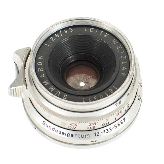 Leica: Summaron 2.8/35mm Bundeseigentum: extremely rare and 100% original Summaron for M1 olive green, engraved: Bundeseigentum 12-133-5667, in good condition, clean optics, keeper (condition: B-, serial no: 1810311, 1960) Leica: Summaron 2,