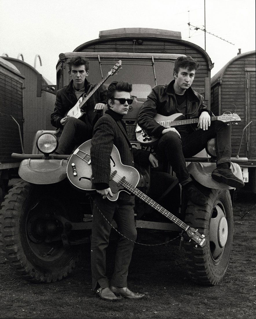 ASTRID KIRCHHERR (* 1938): The Beatles (George Harrison, Stuart Sutcliffe, John Lennon), Germany 1960 , Gelatin silver print, printed later 30,4 x 24,4 cm Signed by the photographer in pencil on the reverse