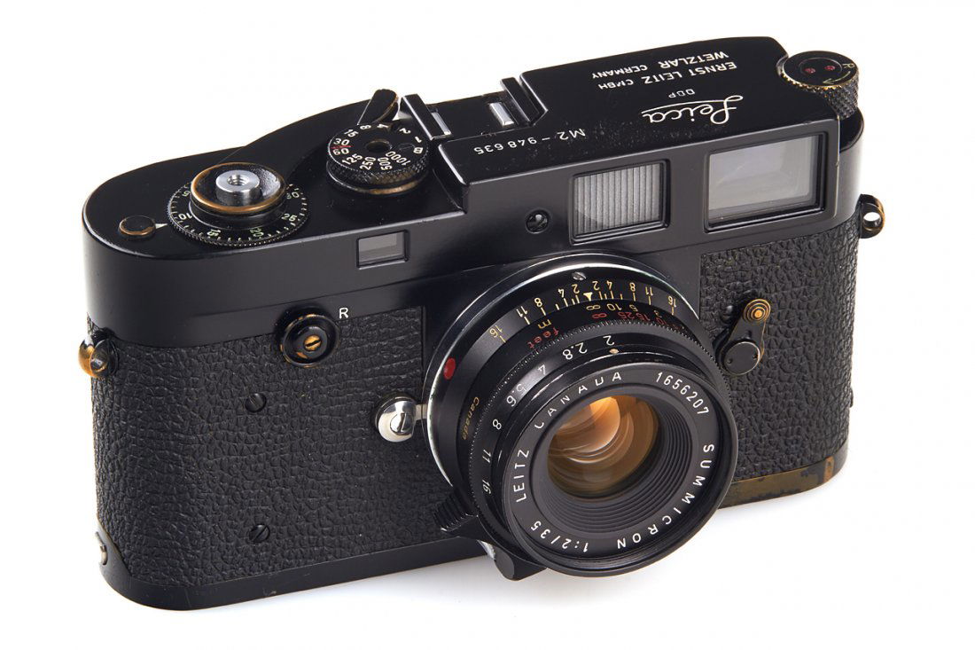Leica M2 black paint Button Rewind *: Rare camera from the very first batch of 500 black-paint M2 cameras (nos. 948601-949100) with button rewind unlock in beautiful original condition, frame line illumination window with real glass, with