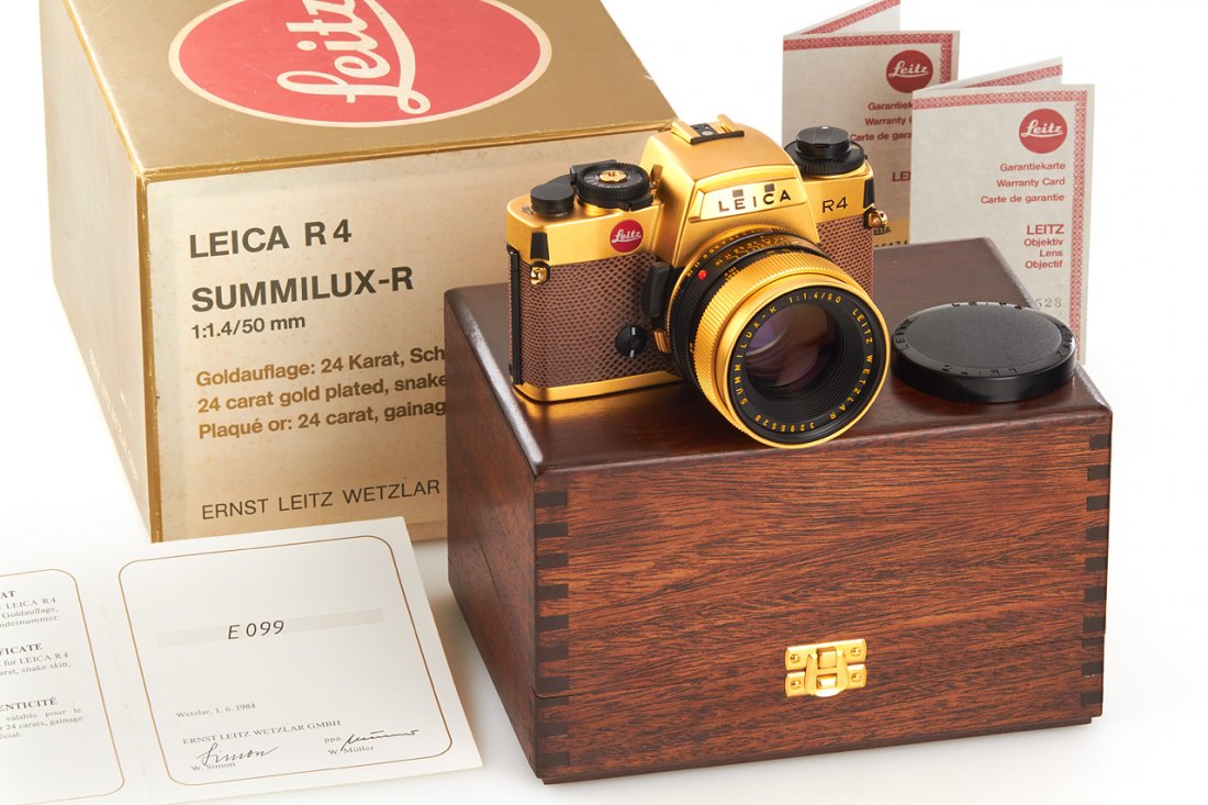 Leica R4 Gold: new R4 gold edition with gold plated camera in snake skin covering no.1651747, gold plated Summilux-R 1.4/50mm no.3295528, complete with all accessories in original maker's box, 1984, no. E 099 The bu