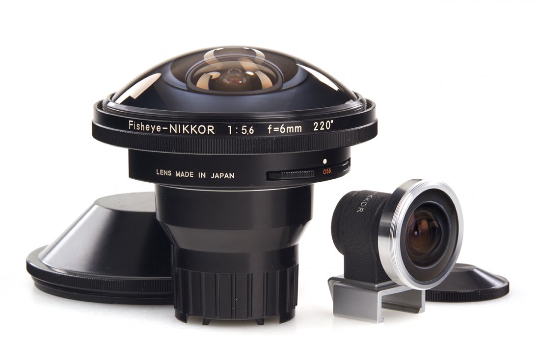 Nikon Fisheye-Nikkor 5.6/6mm 220 *: very rare lens, from the first batch of approx. 50 lenses only engraved 'Nippon Kogaku Tokyo', 220° lens with built-in filter revolver, in mint condition, perfect lenses, both original caps, with the