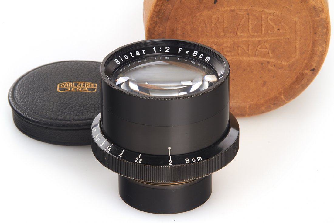 Carl Zeiss Jena Biotar 2/8cm: fast standard lens for the Night-Exakta, in very good condition, with clean optics and working iris diaphragm, incl. original front cap and maker's box, 1937, no. 2075290 The buyers premium for all it