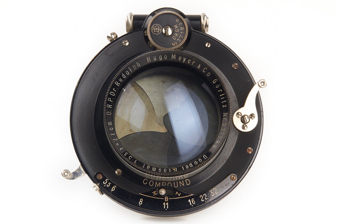 Hugo Meyer Doppel Plasmat 5.5/27cm: in very good condition, very good optics with only very fine few cleaning marks, matching Plasmatlinse 11/47cm no.581646, in working Compound shutter, 1933, no. 581646 The buyers premium for all items