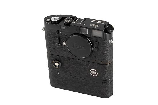 Leica: M4-M Black Paint with New York Motor: black paint M4-M in fine condition with New York motor drive no.2393, battery pack, technically in perfect condition, very rare outfit (no. 1206880, 1969, condition B) Title (German):M4-M Schwarzlack