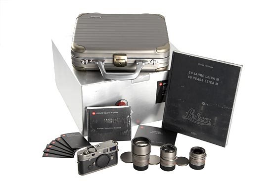 Leica: M7 Titan '50 Jahre' Set: edition for the 50th anniversary of Leica M, only 50 sets (1954-2004) were produced with 3 titanium lenses (2/28mm, 1.4/50mm, 2/90mm), complete with all papers and original maker's boxes, this is for