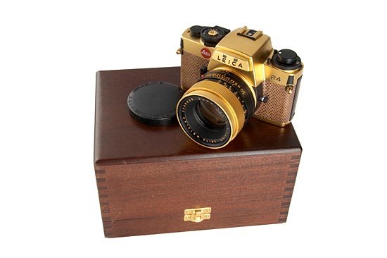 Leica: R4 Gold: gold-plated R4 with special number A 197, Summilux 1.4/50mm no.3295938, mint condition, in wooden box with certificate (no. 1651893, c.1979, condition A-) Title (German):R4 Gold Description (German):