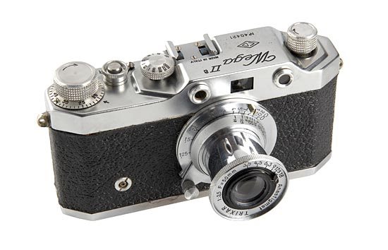 Leica Copy: A.F.I.O.M. Wega IIa: rare Italian Leica copy with rangefinder, late version with CD Logo, Trixar Anastigmat 3.5/50mm no.83, original WEGA case (no. 40421, 1952, condition B) Title (German):A.F.I.O.M. Wega IIa Description