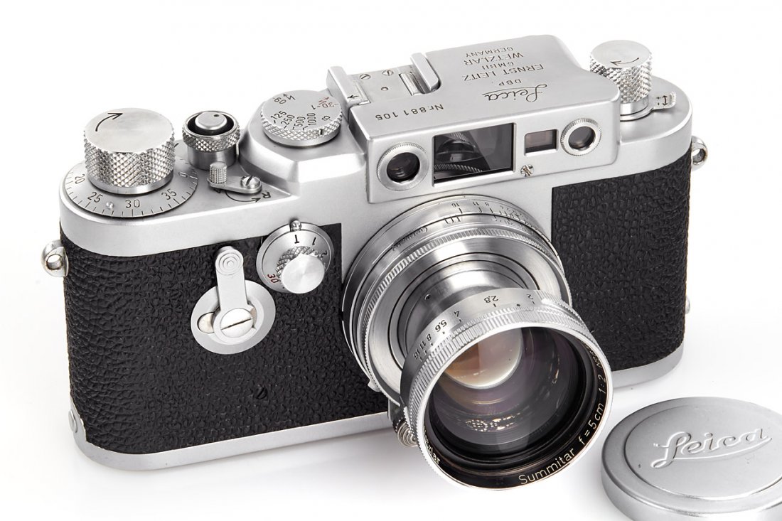 Leica IIIg, 1957, no. 881105: body in very good condition and perfect working order, with Summitar 2/5cm no.658399 and front cap The buyers premium for all items exported out of E.C. (European Community) is 23%. For items marked w