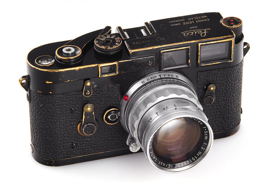 Leica M3 black paint 'Herbert List', 1958, no. 915252: Extremely rare and fully original double-stroke black paint M3 with black film counter and all early features of these un-official pre-series black cameras, the camera was delivered on March 15th, 195