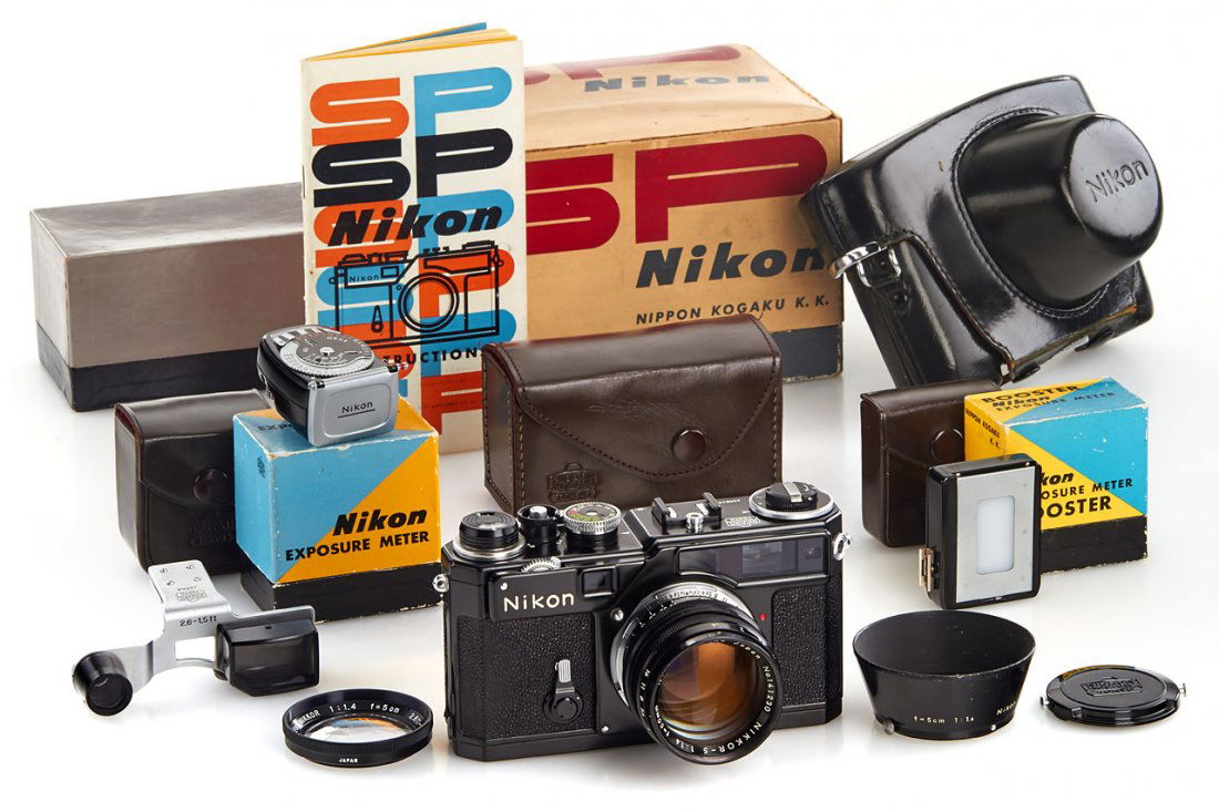Nikon SP black outfit, 1958, no. 6208427: wonderful outfit of the professional rangefinder Nikon SP cloth shutter version, in maker’s box and in fully working and excellent repainted condition, with all black ‚Olympic‘ Nikkor-S 1.4/50mm