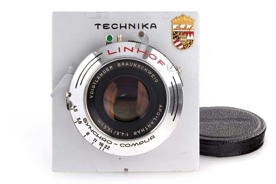 Voigtländer Apo-Lanthar 4.5/10.5cm, 1953, no. 3708489: in excellent condition with clean optics, in Linhof Synchro-Compur shutter, on Technika lens board, with original cap The buyers premium for all items exported out of E.C. (European Community) is 23%.