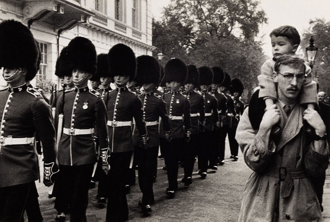 BRUCE DAVIDSON (* 1933): Queen's guard marching (from ‘England/Scotland), London 1960 Vintage silver print 18,1 x 26,6 cm Photographer's agency credit stamp and cropping marks in pencil on the reverse LITERATURE Bruce David