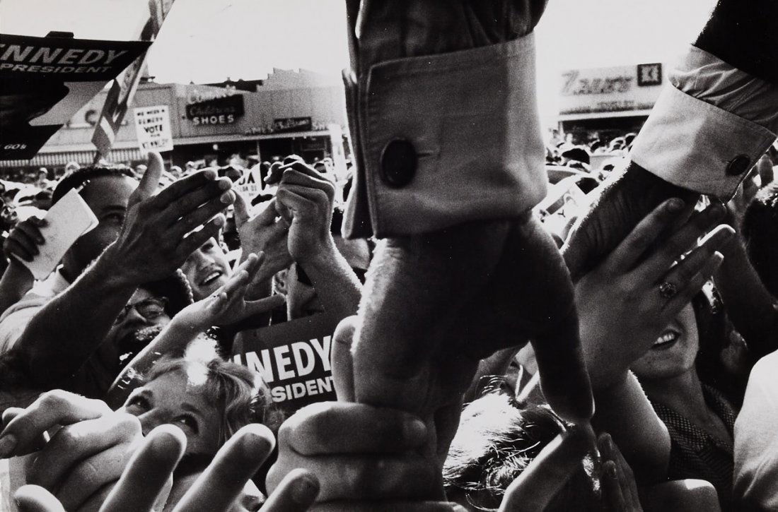 CORNELL CAPA (1918–2008): John F. Kennedy Campaign, California 1960 Vintage silver print 16,5 x 25 cm Photographer's agency and neg. no. stamp on the reverse, comes with certificate from Magnum